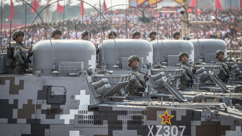 Las tropas chinas en vehículos militares pasan por la Plaza Tiananmen durante un desfile militar. EFE / EPA / ROMAN PILIPEY