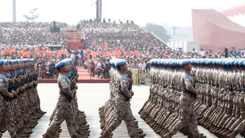 Las tropas de mantenimiento de la paz chinas marchan en formación más allá de la Plaza Tiananmen durante el desfile militar. REUTERS / Thomas Peter