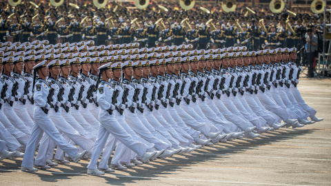 Las tropas de la armada china marchan pasando Tiananmen. EFE / EPA / ROMAN PILIPEY