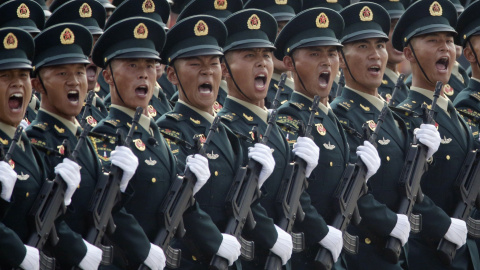 Las tropas de mantenimiento de la paz chinas marchan en formación más allá de la Plaza Tiananmen durante el desfile militar. REUTERS / Jason Lee