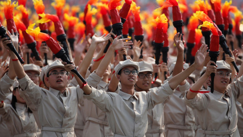 Cientos de artistas desfilan por la Plaza Tiananmen. EFE / EPA / WU HONG