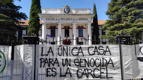 Cartel de protesta frente a la Escuela de Mecánica de la Armada - Sandra Rodríguez Ramos