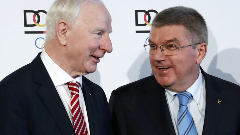 El presidente del Comité Olípico de Irlanda, Patrick Hickey (i), con el presidente del Comité Olímpico Internacional (COI), Thomas Bach (d). en un acto en Fráncfort. REUTERS/Kai Pfaffenbach/Files