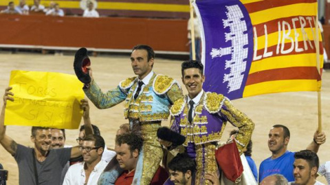 Los toreros Ponce y Talavante, en la plaza de toros de Palma. / EFE