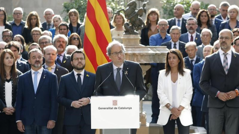 El president Quim Torra i el vicepresident Pere Aragonès llegeixen una declaració institucional en l'aniversari del referèndum de l'1 d'octubre del 2017, al Palau de la Generalitat. EFE / Andreu Dalmau