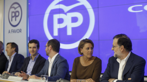 El jefe del Ejecutivo en funciones y presidente del PP, Mariano Rajoy, conversa con la secretaria general, María Dolores de Cospedal, junto a los vicesecretarios generales Javier Maroto, y Pablo Casado, y el portavoz parlamentario, Rafael H