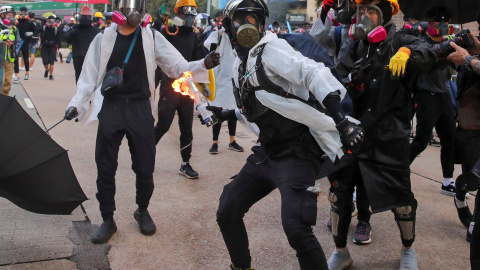 Un manifestante antigubernamental arroja un cóctel molotov a la policía durante una protesta en el Día Nacional en Hong Kong. EFE / EPA / FAZRY ISMAIL