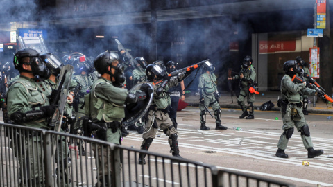 La policía antidisturbios dispara gases lacrimógenos contra los manifestantes anti-gobierno. EFE / EPA / VIVEK PRAKASH