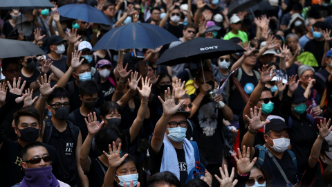 Los manifestantes antigubernamentales se cubren con paraguas durante una protesta en el Día Nacional de China, en Wong Tai Sin, Hong Kong, China, 1 de octubre de 2019. REUTERS / Tyrone Siu