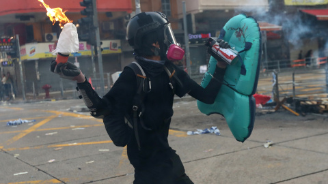 Un manifestante antigubernamental arroja un cóctel molotov durante una protesta en el distrito de Sham Shui Po. REUTERS / Athit Perawongmetha