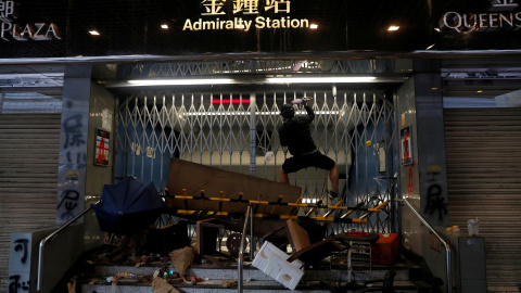 Un manifestante antigubernamental establece una barricada en la entrada de la estación del Almirantazgo, en el Día Nacional de China en Hong Kong, China, el 1 de octubre de 2019. REUTERS / Susana Vera