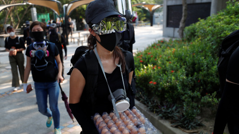 Los manifestantes antigubernamentales llevan ladrillos y huevos mientras se reúnen en el distrito de Sha Tin, en el Día Nacional de China en Hong Kong, China, el 1 de octubre de 2019. REUTERS / Jorge Silva