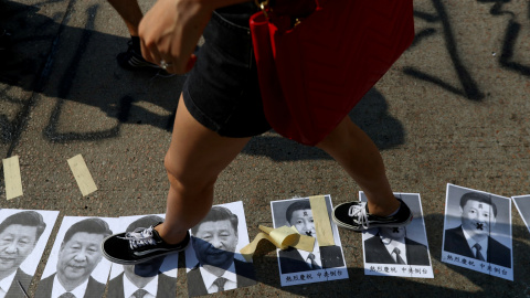 Un manifestante antigubernamental toma fotos del presidente chino Xi Jinping en el distrito de Sham Shui Po, en el Día Nacional de China en Hong Kong, China, el 1 de octubre de 2019. REUTERS / Athit Perawongmetha