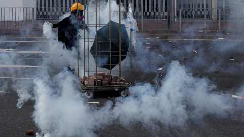 Un manifestante antigubernamental camina en una nube de gas lacrimógeno durante una protesta en el distrito de Sha Tin, en el Día Nacional de China en Hong Kong, China, el 1 de octubre de 2019. REUTERS / Jorge Silva