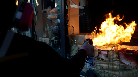 Un manifestante antigubernamental incendia las oficinas gubernamentales de Cheung Sha Wan durante una protesta en el distrito de Sham Shui Po, en el Día Nacional de China en Hong Kong, China, el 1 de octubre de 2019. REUTERS / Athit Perawon