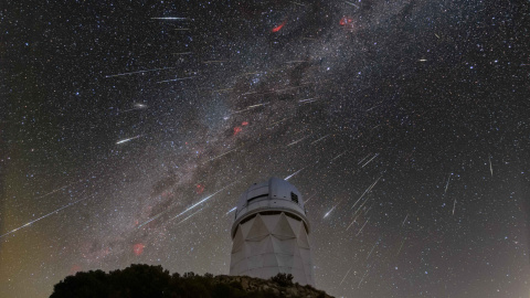 Los meteoros de la lluvia de estrellas conocida como Gemínidas cruzan el cielo a toda velocidad sobre el telescopio Nicholas U. Mayall de 4 metros, ubicado en el Observatorio Nacional de Kitt Peak.