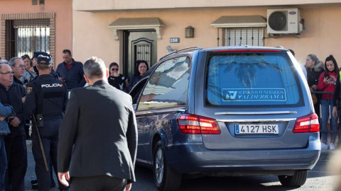 El furgón que transporta el féretro con el cadáver de Julen, el niño de 2 años rescatado sin vida del pozo en el que cayó el día 13 de enero, a su llegada este sábado al tanatorio de la barriada malagueña de El Palo, después de que finaliza