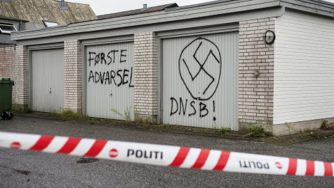 Signos neonazis en las paredes del centro de asilo de la Cruz Roja en Lyngbygaard, en Trustrup, en el oeste de Dinamarca, este 27 de agosto de 2015.-REUTERS / Bo Amstrup