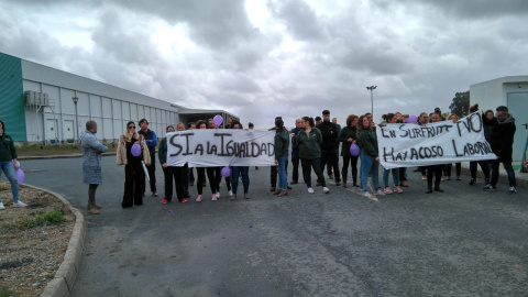 Manifestación obligada en Tocina por el día internacional de la mujer, con una pancarta confeccionada por la propia encargada de la empresa.