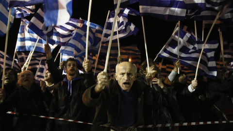 Votantes de Amanecer Dorado durante una marcha en la Plaza Syntagma, en Atenas, en noviembre de 2013.- REUTERS