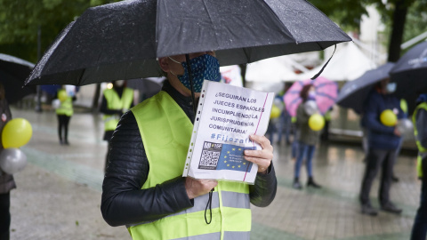 Varias personas partidipan en una manifestación contra el abuso de la temporalidad en el sector público en el Paseo Sarasate, a 9 de mayo de 2021, en Pamplona, Navarra (España).