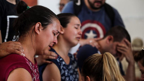 Familiares de los desaparecidos por la avalancha causada por la rotura de un dique de la minera Vale en Brasil se lamentan este sábado al no tener noticias de sus seres queridos, en Brumadinho, municipio de Minas Gerais (Brasil).- EFE