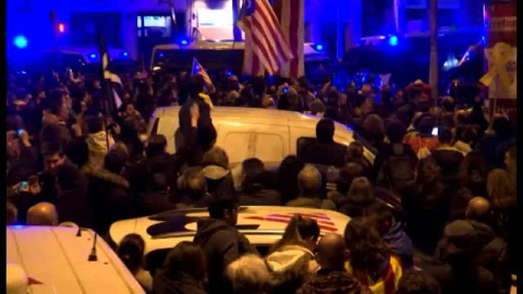 Multitudinarias protestas durante la noche en Barcelona contra la decisiÃ³n del juez Llarena