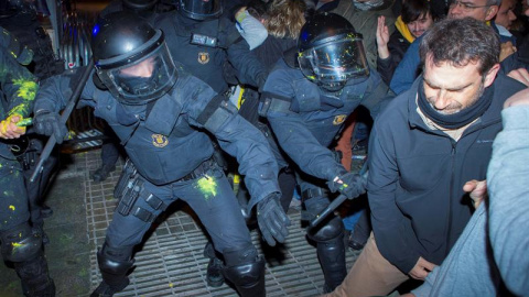 Miembros de los Mossos d´Esquadra impiden el paso de manifestantes en las inmediaciones de la Delegación del Gobierno en Barcelona. - EFE