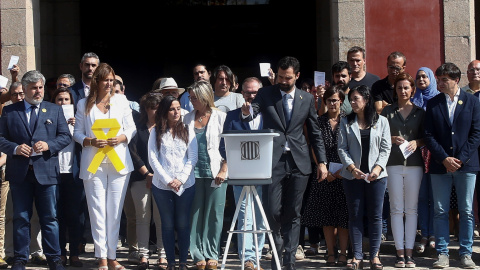 01/10/2019.- El presidente del Parlament, Roger Torrent (c) , ha encabezado este martes una concentración para conmemorar el segundo aniversario del 1-O. / EFE - QUIQUE GARCÍA