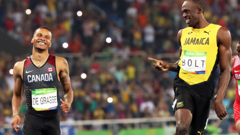 El canadiense Andre de Grasse y el jamaicano Usain Bolt se miran divertidos tras cruzar la meta en las semifinales de los 200 metros lisos en el JJOO de Rio.. EFE/EPA/SRDJAN SUKI