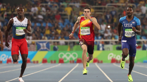 El panameño Alfonso Edward (i), el español Bruno Hortelano (c) y el estadounidense Justin Gatlin (d) compiten en los 200 metros lisos durante las pruebas de atletismo de los JJOO de Río. EFE/SRDJAN SUKI