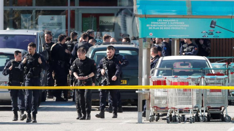 Efectivos de la Gendarmería Nacional francesa vigilan frente al supermercado de la cadena "Système U". /EFE