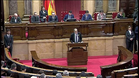 Emotivo aplauso de los soberanistas en el Parlament para la familia de Jordi Turull 