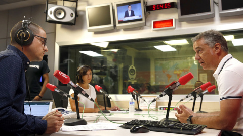 El lehendakari Iñigo Urkullu, durante la entrevista en Radio Euskadi. EFE/Luis Tejido