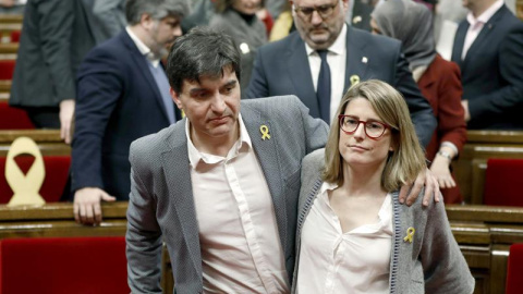 Elsa Artadi (d), de JxCat y Sergi Sabriá, de ERC, abandonan abrazados el hemiciclo tras el pleno en el Parlament de Cataluña. EFE/Andreu Dalmau