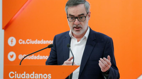 El secretario general de Ciudadanos (Cs), José Manuel Villegas, durante la rueda de prensa ofrecida hoy en la sede nacional del partido para tratar asuntos de la actualidad política. EFE/Víctor Lerena