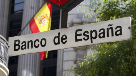 El letrero de la boca de metro de Banco de España, junto a su sede en Madrid. REUTERS