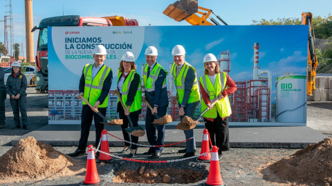 De izq. a der. Anderson Tanoto, director general de RGE, Teresa Ribera, vicepresidenta tercera y ministra para la Transición Ecológica, Juan Manuel Moreno Bonilla, presidente de la Junta de Andalucía, Maarten Wetselaar, consejero delegado d