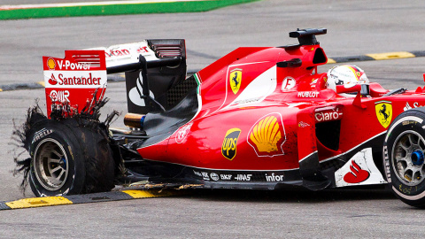 El Ferrari de Sebastian Vettel, tras un fallo en un neumático durante el Gran Premio de Bélgica.- MICHAEL KOOREN (REUTERS)