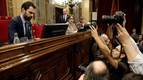 El presidente del Parlament, Roger Torrent, al inicio de la segunda jornada del pleno de investidura que se ha mantenido, pero ya no para proceder a la segunda votación para investir a Jordi Turull, que ayer volvió a ingresar en prisión, si