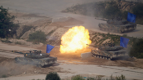 Tanques K1A1 del Ejército de Corea del Sur disparan munición real durante un ejercicio militar conjunto con EEUU.- KIM HONG-JI (REUTERS)