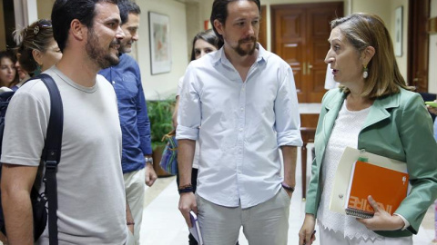 El líder de Izquierda Unida, Alberto Garzón (i) y el de Podemos, Pablo Iglesias, conversan con la presidenta del Congreso, Ana Pastor, a su llegada hoy para la constitución de la Diputación Permanente, el órgano que rige la Cámara en period