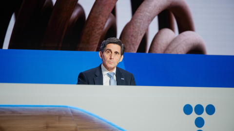 El presidente de Telefónica, José María Álvarez-Pallete (c), durante la presentación de los resultados de 2023 de la operadora. E.P./Mateo Lanzuela