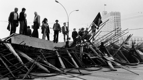 Personas de pie sobre una barricada levantada frente a la Casa Blanca Rusa. AFP