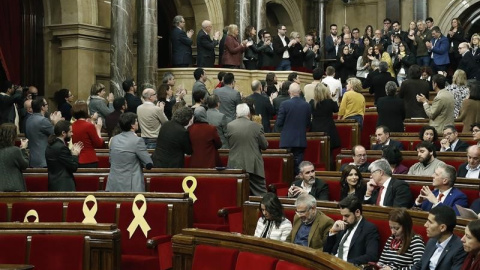 Diputats al Parlament de Catalunya aplaudeixen llargament als familiars dels presos polítics presents a l'hemicicle, mentre els representants del PSC i C's es queden asseguts / EFE Andreu Dalmau