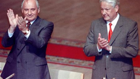 Boris Yeltsin y Mijail Gorbachov durante una reunión extraordinaria en el Soviet Supremo el 23 de agosto de 1991.REUTERS/Alexander Natruskin/Files