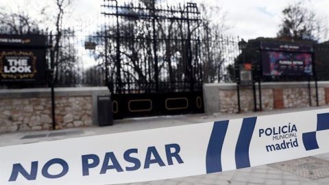 Precinto policial en el parque del Retiro de Madrid donde hoy un niño de cuatro años ha fallecido tras caerle un árbol encima. EFE/Mariscal