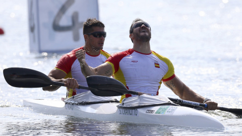 Saúl Craviotto y Cristian Toro celebran su medalla de oro en el K2 200 metros. /REUTERS