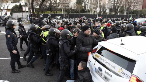 Durante la intervención policial se han vivido momentos de tensión con forcejeos entre manifestantes y agentes. - EFE