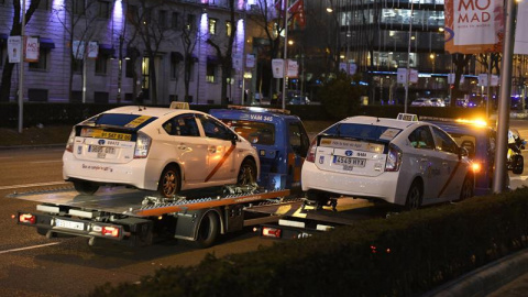 Dos grúas municipales retiran taxis del Paseo de la Castellana de Madrid. - EFE